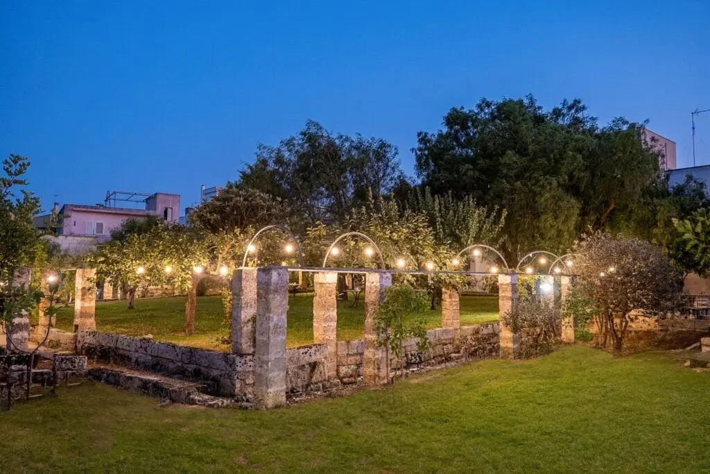 Il giardino della Masseria De Donno con le luci al tramonto