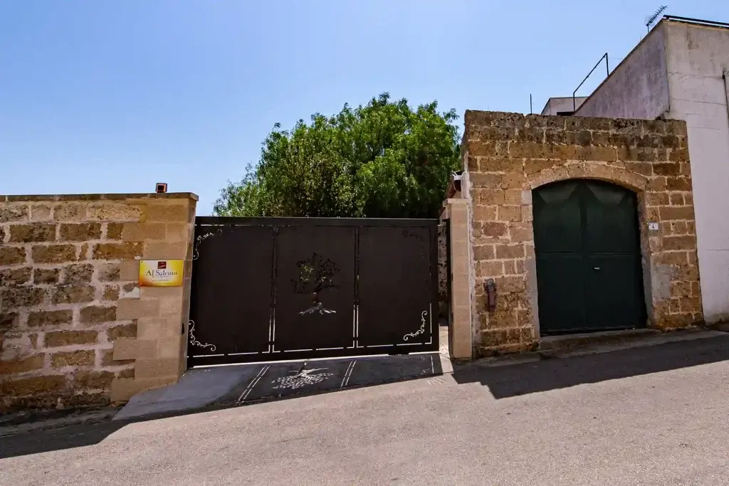 Ingressi e cortile della Masseria De Donno