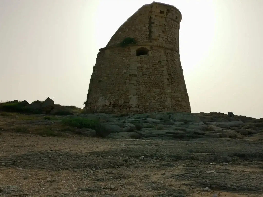 Torre costiera di avvistamento sul mare del Salento